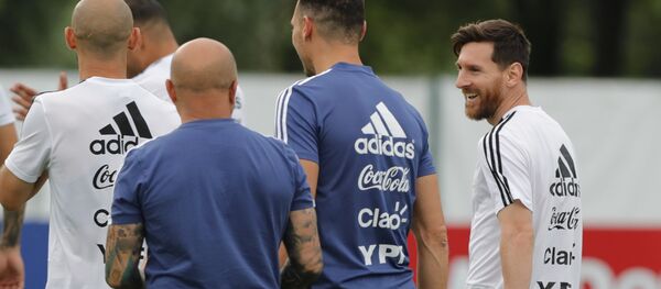 Lionel Messi, right, talks to coach Jorge Sampaoli during a training session of Argentina at the 2018 soccer World Cup in Bronnitsy, Russia, Tuesday, June 19, 2018 - Sputnik International