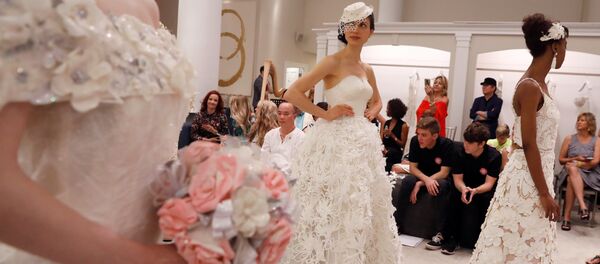 Hope it Doesn't Rain: Toilet Paper Wedding Dress Contest Starts in US - Sputnik International