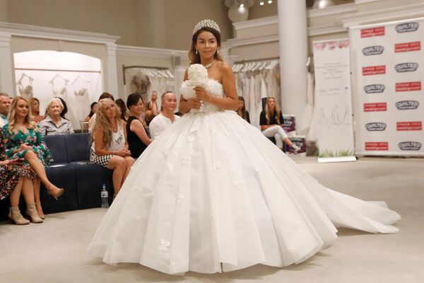 Hope it Doesn't Rain: Toilet Paper Wedding Dress Contest Starts in US - Sputnik International