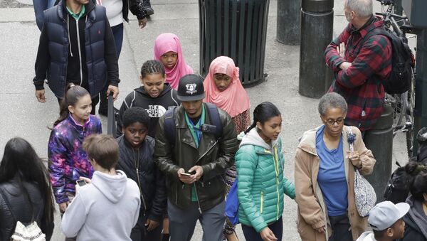 Two Muslim girls walk in a crowd on 42nd St., Friday, April 14, 2017, in New York - Sputnik International