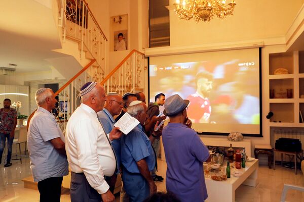 Israelis of Iranian origin pray their evening prayer in front of a big screen during the Iran-Spain World Cup match, in the living room of the Hasid family in Jerusalem, June 20, 2018  - Sputnik International