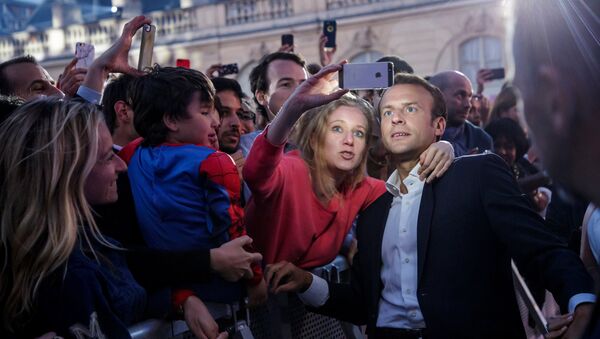 French President Emmanuel Macron poses for a selfie with guests during the 'Fete de la Musique', the music day celebration, in the courtyard of the Elysee Palace, in Paris, France, June 21, 2018 - Sputnik International