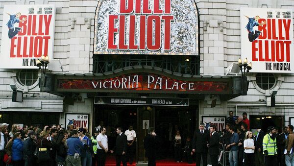 FILE - In this May 12, 2005 file photo, crowds gather outside the world premiere of the stage musical 'Billy Elliot' at a London theatre. (AP Photo/Alastair Grant, File) - Sputnik International