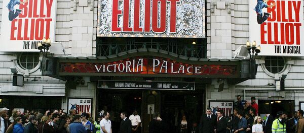 FILE - In this May 12, 2005 file photo, crowds gather outside the world premiere of the stage musical 'Billy Elliot' at a London theatre. (AP Photo/Alastair Grant, File) FILE - In this May 12, 2005 file photo, crowds gather outside the world premiere of the stage musical 'Billy Elliot' at a London theatre. (AP Photo/Alastair Grant, File) - Sputnik International