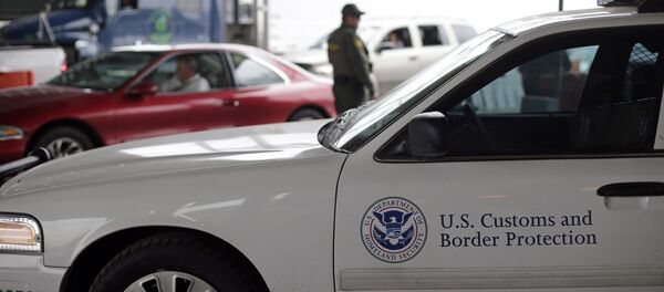 A US Customs and Border Patrol agent keeps watch at a checkpoint station. A US Customs and Border Patrol agent keeps watch at a checkpoint station. - Sputnik International
