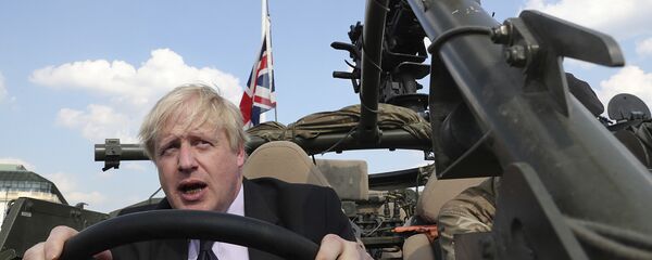 Britain's Foreign Secretary Boris Johnson talks to a British armed forces serviceman based in Orzysz, in northeastern Poland, during a ceremony at the Tomb of the Unknown Soldier and following talks on security with his Polish counterpart Jacek Czaputowicz in Warsaw, Poland, Thursday, June 21, 2018 - Sputnik International