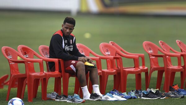 (File) Peru's Jefferson Farfan puts on his kleats before a practice session of the national soccer team in Lima, Peru, Wednesday, Oct. 4, 2017 - Sputnik International