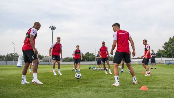 Denmark's players make passes with a ball during a training session in Vityazevo on June 22, 2018, during the Russia 2018 World Cup football tournament - Sputnik International