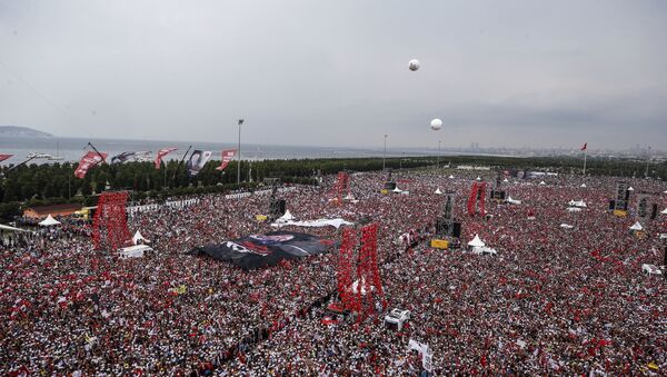 Supporters of Muharrem Ince, presidential candidate of Turkey's main opposition Republic People's Party, attend an election rally in Istanbul, Saturday, June 23, 2018. Turkish voters will vote Sunday, June 24, in a historic double election for the presidency and parliament. - Sputnik International