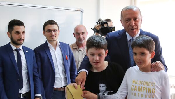 Turkish President Tayyip Erdogan, accompanied by his grandchildren, casts his ballot at a polling station in Istanbul, Turkey - Sputnik International