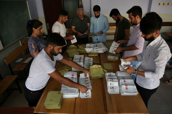 Ballots of Turkey's presidential and parliamentary elections are being counted at a polling station in Diyarbakir, Turkey June 24, 2018 Ballots of Turkey's presidential and parliamentary elections are being counted at a polling station in Diyarbakir, Turkey June 24, 2018 - Sputnik International