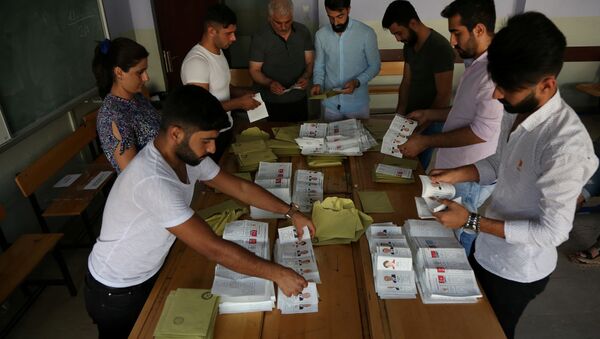 Ballots of Turkey's presidential and parliamentary elections are being counted at a polling station in Diyarbakir, Turkey June 24, 2018 - Sputnik International