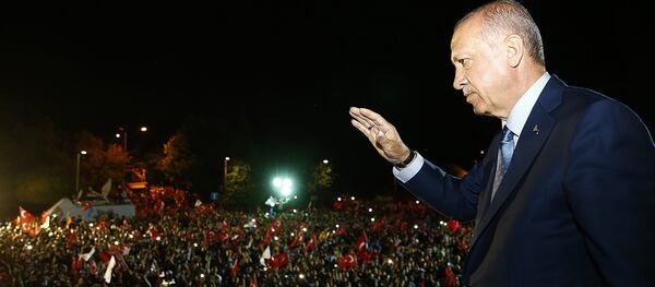 Cumhurbaşkanı Erdoğan, Huber Köşkü'nün önünde bekleyenlere seslendi. Cumhurbaşkanı Erdoğan, Huber Köşkü'nün önünde bekleyenlere seslendi. - Sputnik International