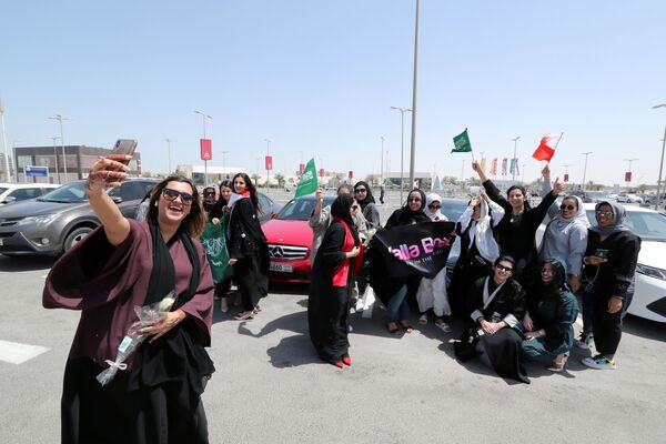 Saudi and Bahraini women celebrate the lifting of the driving ban - Sputnik International