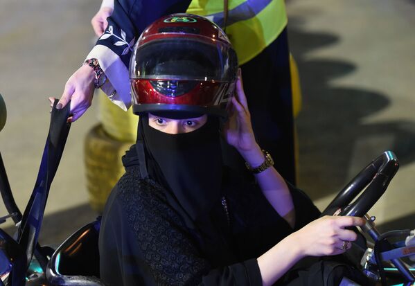 Saudi woman prepares to use go-kart in Riyadh - Sputnik International