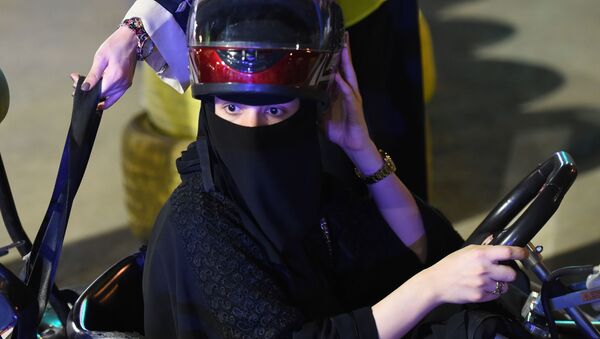 Saudi woman prepares to use go-kart in Riyadh - Sputnik International