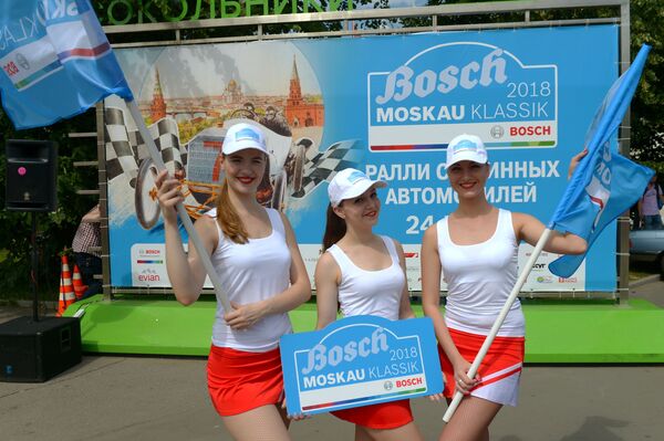 Cheerleaders at Bosch Moskau Klassik Vintage Car Rally - Sputnik International