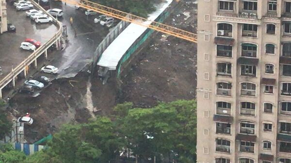 Road Caves in Taking Down Dozens of Cars in Mumbai  - Sputnik International