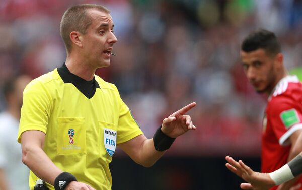 The referee Mark Geiger talks to an unseen player during the World Cup Group B soccer match between Portugal and Morocco at the Luzhniki stadium, in Moscow, Russia, June 20, 2018. - Sputnik International