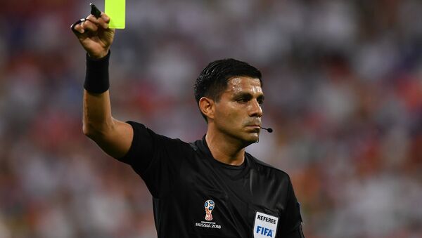 Referee Enrique Caceres shows a yellow card during the World Cup Group B soccer match between Iran and Portugal at the Mordovia Arena, in Saransk, Russia, June 25, 2018. - Sputnik International