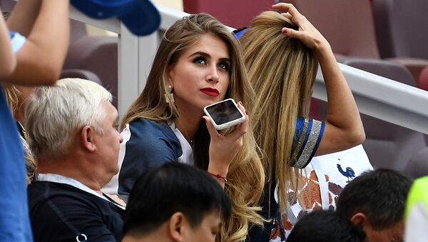 France's midfielder Paul Pogba's Bolivian girlfriend Maria Salaues (C) is pictured in the stands before the Russia 2018 World Cup Group C football match between Denmark and France at the Luzhniki Stadium in Moscow on June 26, 2018 - Sputnik International