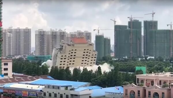 Demolition of hotel in 10 seconds - Sputnik International