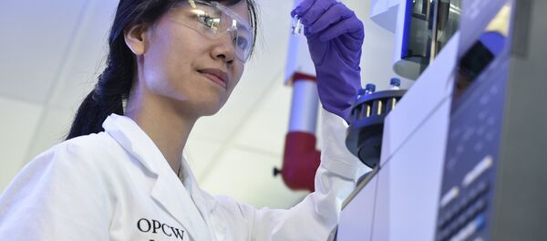 A laboratory technician controls a test vial at the OPCW (The Organisation for the Prohibition of Chemical Weapons) headquarters in the Hague, The Netherlands, on April 20, 2017 - Sputnik International