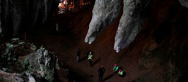 Rescue workers are seen in Tham Luang caves during a search for 12 members of an under-16 soccer team and their coach, in the northern province of Chiang Rai, Thailand, June 27, 2018. Rescue workers are seen in Tham Luang caves during a search for 12 members of an under-16 soccer team and their coach, in the northern province of Chiang Rai, Thailand, June 27, 2018. - Sputnik International