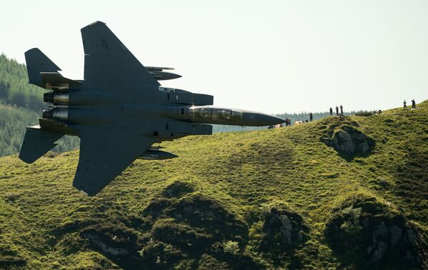 Американский истребитель F-15 пролетает над полями местечка Долгеллау на севере Уэльса - Sputnik International