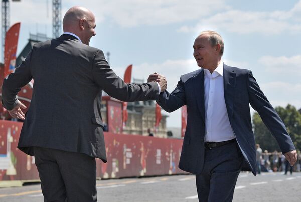 President Vladimir Putin and President of the International Football Federation (FIFA) Gianni Infantino (left) during a visit to the World Football Championship theme park - 2018 on Red Square. - Sputnik International