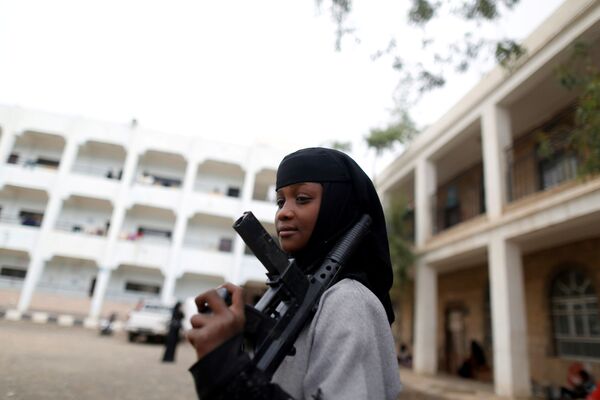 Девушка, переселенная из-за боевых действий в портовом городе Ходейда у Красного моря, с игрушечным оружием в школе в Сане, Йемен - Sputnik International