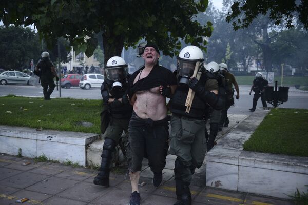 Полиция задерживает протестующего в городе Салоники, Греция - Sputnik International