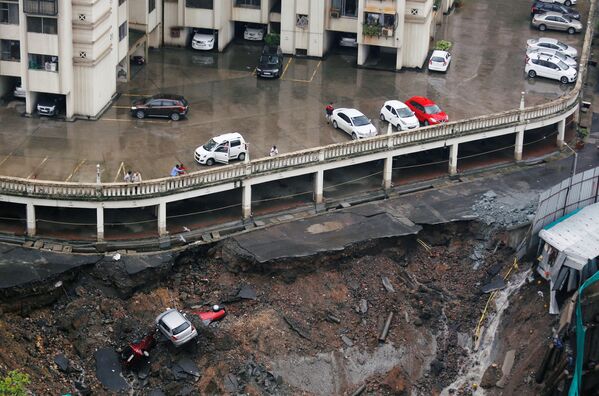 Разрушенная в результате сильных дождей в Мумбаи автомобильная парковка - Sputnik International