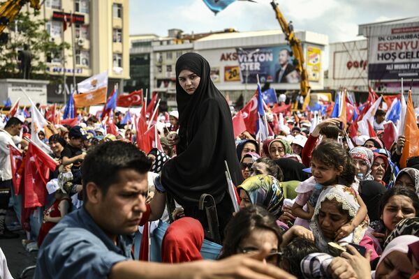 Люди присутствуют на выступлении президента Турции Реджепа Тайипа Эрдогана накануне выборов в Стамбуле - Sputnik International
