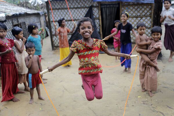 Дети-беженцы рохинджа играют со скакалкой в лагере для беженцев в Кутупалонге, Бангладеш - Sputnik International