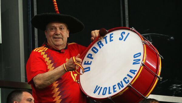 A fan plays the drum during a friendly soccer match between Tunisia and Spain ahead of the World Cup in Krasnodar, Russia, June 9, 2018 - Sputnik International