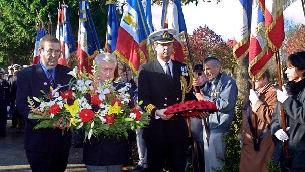 British naval attache Nicholas Butler (right) laying a wreath at the Mers-el-Kebir memorial in Brest in 2005 - Sputnik International