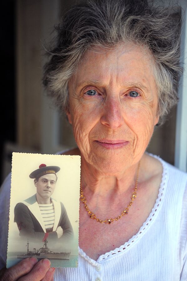 Denise Ollivier, from Paimpol in western France, holds a photograph of her father who died at Mers-el-Kebir Denise Ollivier, from Paimpol in western France, holds a photograph of her father who died at Mers-el-Kebir - Sputnik International