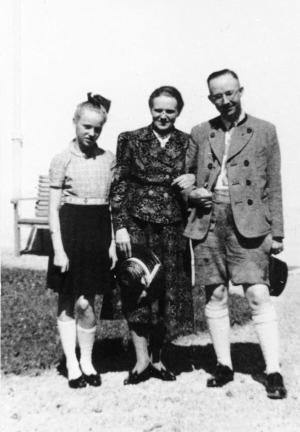 Heinrich Himmler with wife and daughter Gudrun Heinrich Himmler with wife and daughter Gudrun - Sputnik International