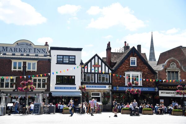 People walk along the high street in Salisbury, Britain, June 22, 2018 People walk along the high street in Salisbury, Britain, June 22, 2018 - Sputnik International