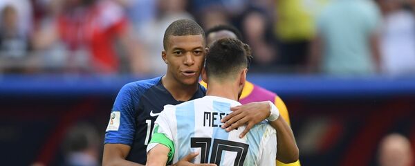 France's Kylian Mbappe, left, comforts Argentina's Lionel Messi after France's 4:3 victory in the World Cup Round of 16 soccer match between France and Argentina, at the Kazan Arena, in Kazan, Russia, June 30, 2018 France's Kylian Mbappe, left, comforts Argentina's Lionel Messi after France's 4:3 victory in the World Cup Round of 16 soccer match between France and Argentina, at the Kazan Arena, in Kazan, Russia, June 30, 2018 - Sputnik International