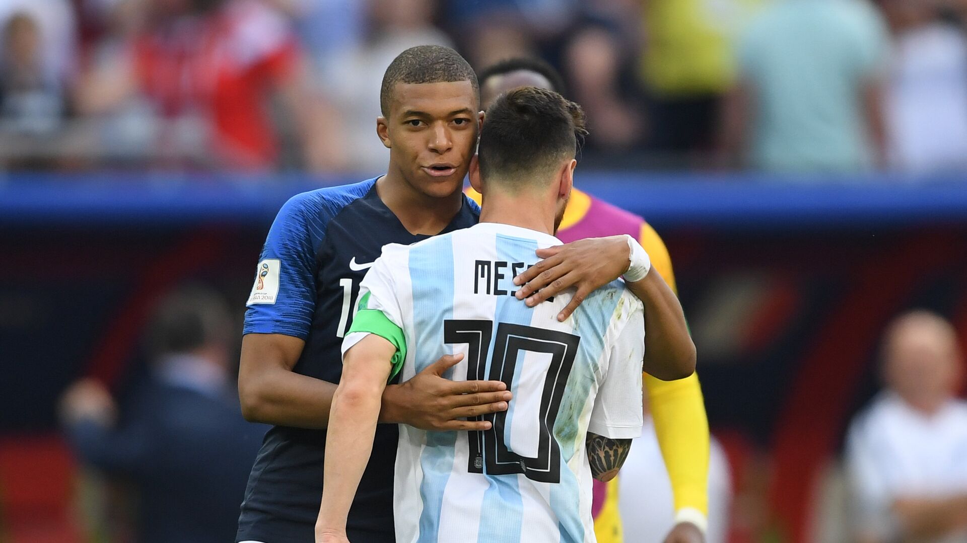 France's Kylian Mbappe, left, comforts Argentina's Lionel Messi after France's 4:3 victory in the World Cup Round of 16 soccer match between France and Argentina, at the Kazan Arena, in Kazan, Russia, June 30, 2018 - Sputnik International, 1920, 01.02.2022