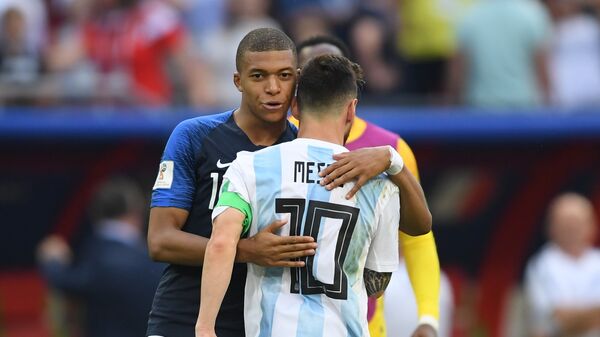France's Kylian Mbappe, left, comforts Argentina's Lionel Messi after France's 4:3 victory in the World Cup Round of 16 soccer match between France and Argentina, at the Kazan Arena, in Kazan, Russia, June 30, 2018 - Sputnik International