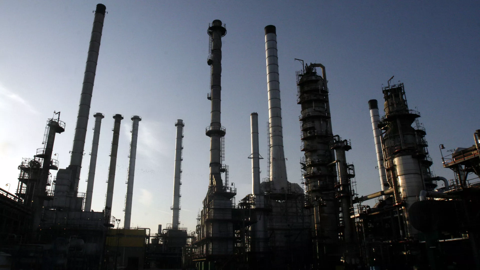 This Nov. 17, 2007, file photo, shows a portion of the Tehran oil refinery, in Tehran, Iran - Sputnik International, 1920, 04.10.2024