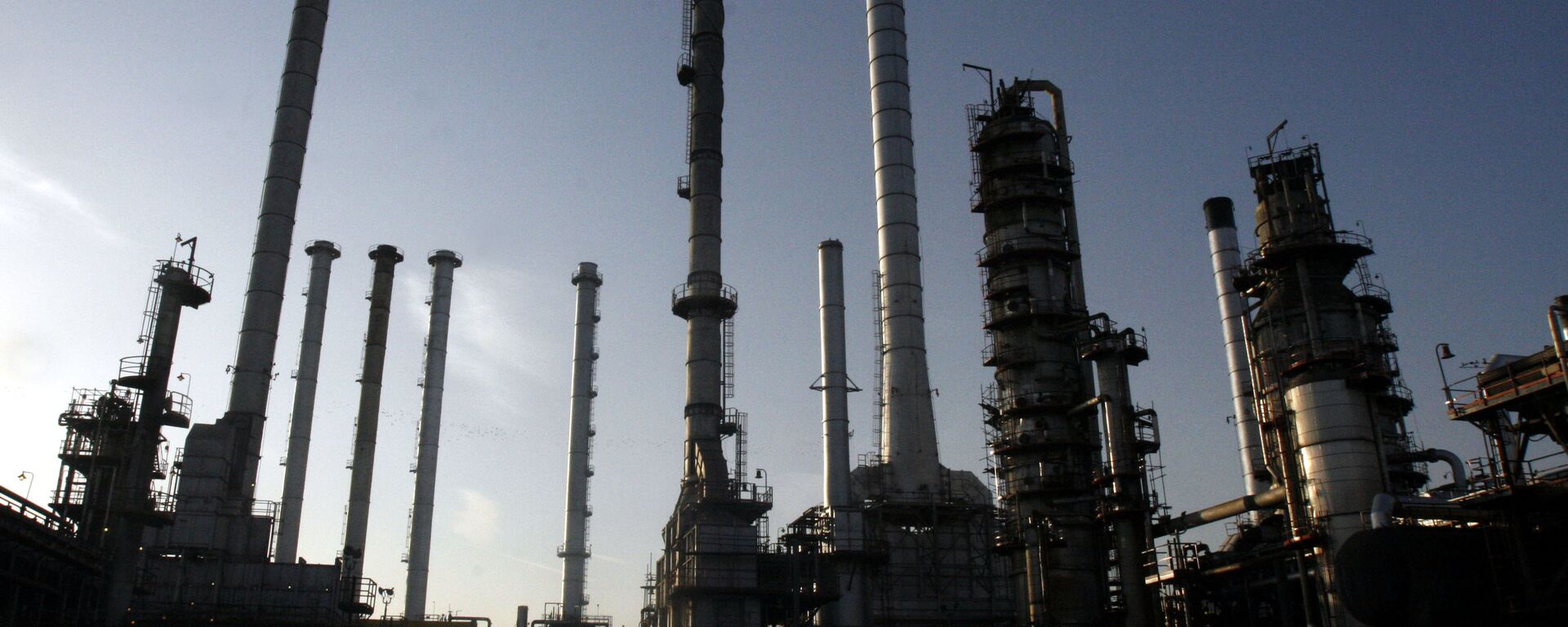 This Nov. 17, 2007, file photo, shows a portion of the Tehran oil refinery, in Tehran, Iran - Sputnik International, 1920, 04.10.2024
