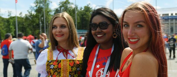 A soccer fans cheer waiting for the start of the World Cup Round of 16 soccer match between Russia and Spain outside the Luzhniki stadium in Moscow, Russia, July 1, 2018 - Sputnik International