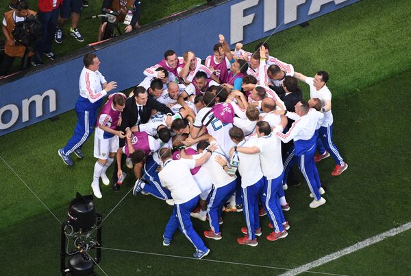 Russia's players celebrate team's victory at the World Cup Round of 16 soccer match between Spain and Russia at the Luzhniki stadium in Moscow, Russia, July 1, 2018 Russia's players celebrate team's victory at the World Cup Round of 16 soccer match between Spain and Russia at the Luzhniki stadium in Moscow, Russia, July 1, 2018 - Sputnik International