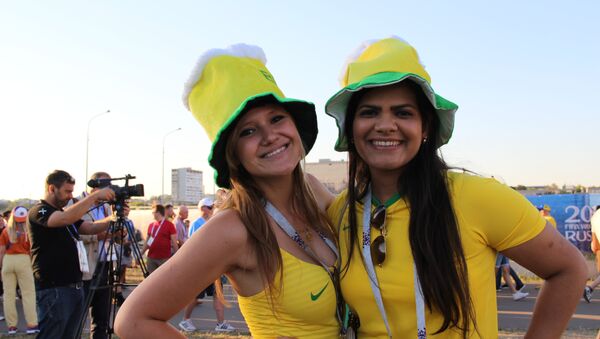 Úrsula e Paola, torcedoras brasileiras, perto do estádio moscovita de Spartak, antes do jogo Brasil-Sérvia, em 27 de junho de 2018 - Sputnik International