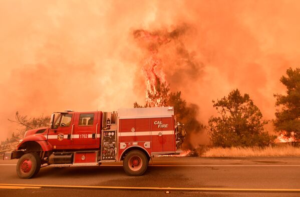 California in Flames: Huge Wildfires Engulf US State's South - Sputnik International
