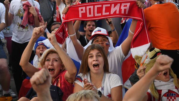 Russia's fans celebrate team's victory watching the World Cup Round of 16 soccer match between Spain - Russia outside the Nizhny Novgorod stadium, in Nizhny Novgorod, Russia, July 1, 2018 - Sputnik International